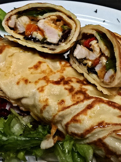 Una foto de Crepes rellenos de pollo y verduras