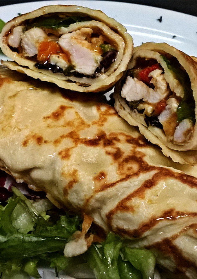 Una foto de Crepes rellenos de pollo y verduras