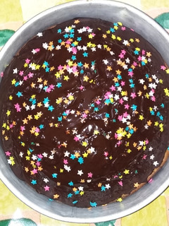 Una foto de Bizcochuelo Delicioso con cobertura de chocolate