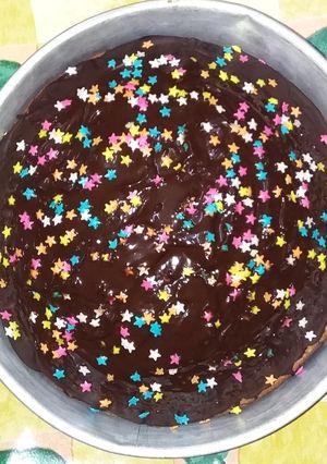 Una foto de Bizcochuelo Delicioso con cobertura de chocolate