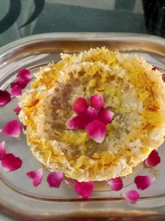 ઘેવર (Ghevar Recipe In Gujarati) રેસીપી મુખ્ય ફોટો