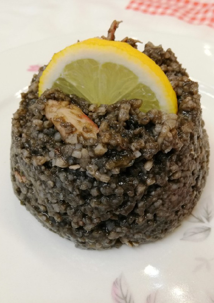 Una foto de Arroz negro con chipirones