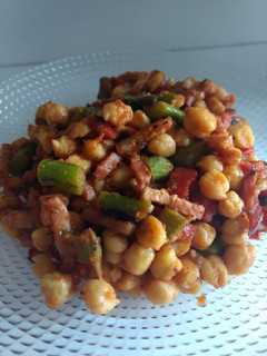 Una foto de Garbanzos fritos con bacon y espárragos