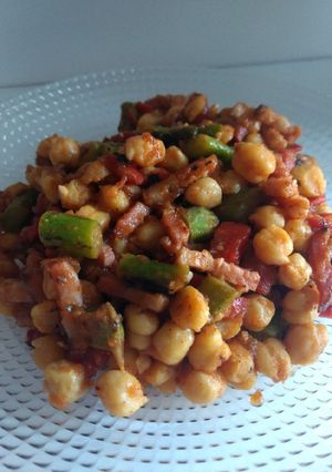 Una foto de Garbanzos fritos con bacon y espárragos