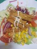 Ensalada variada con pollo crujiente