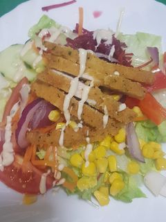 Una foto de Ensalada variada con pollo crujiente