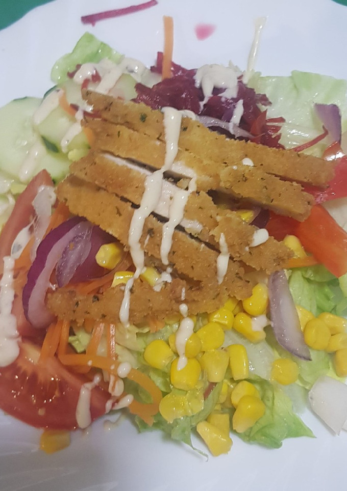 Una foto de Ensalada variada con pollo crujiente