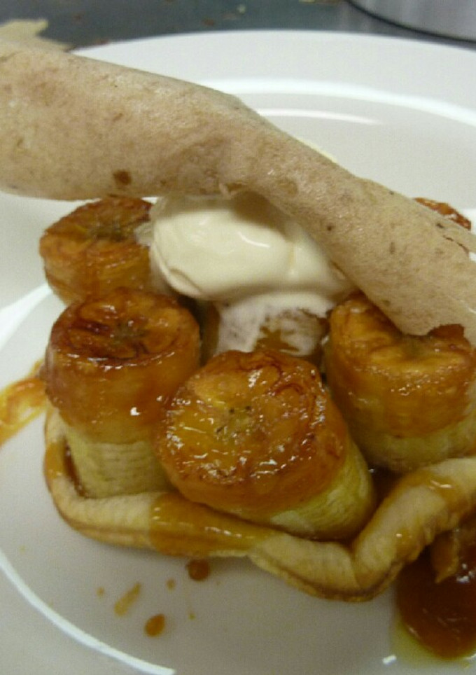 Una foto de Tarta Tatin de plátano con crujiente de plátano