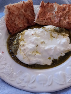 Una foto de 214. Burrata al pesto