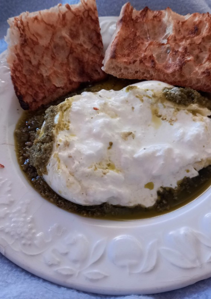 Una foto de 214. Burrata al pesto