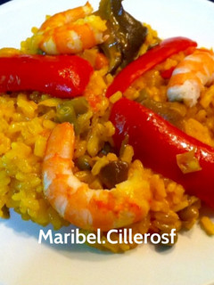 Una foto de Arroz con langostinos y verduras