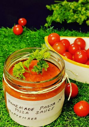 A picture of Italian Red sauce for Pizza and Pasta.
