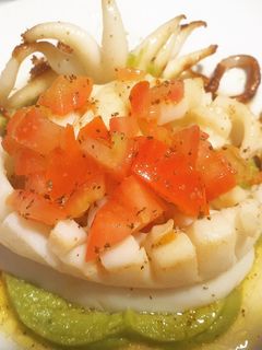 Una foto de Sepia con guacamole a la vinagreta de tomate y albahaca