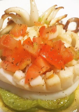 Foto principal de Sepia con guacamole a la vinagreta de tomate y albahaca