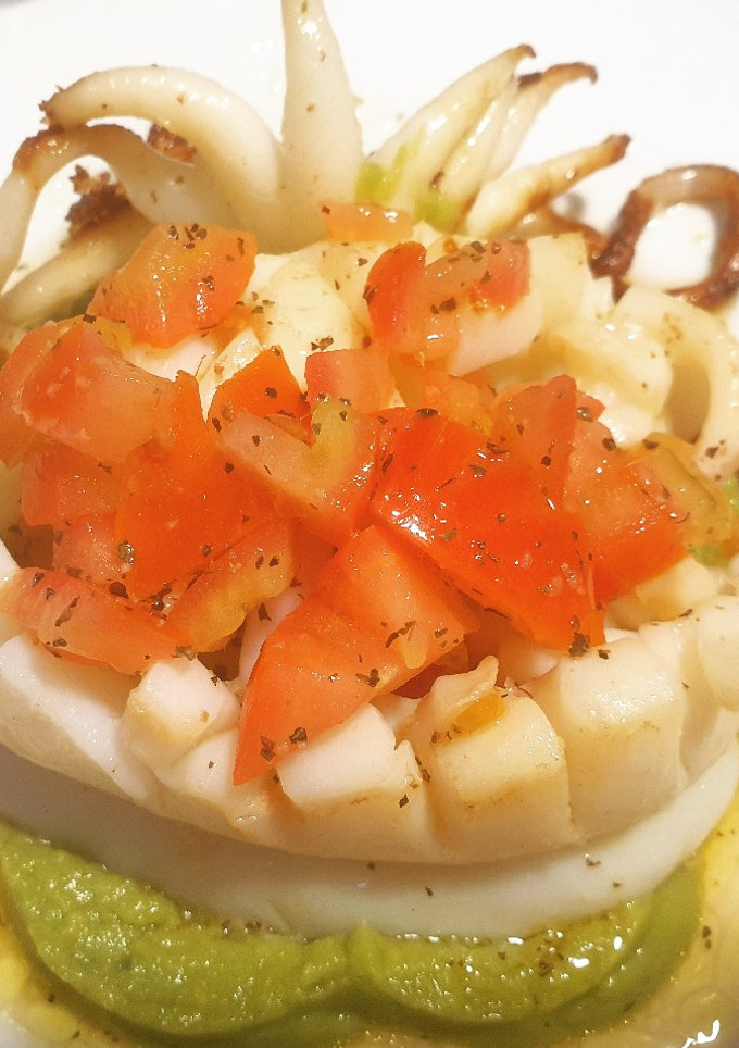Una foto de Sepia con guacamole a la vinagreta de tomate y albahaca