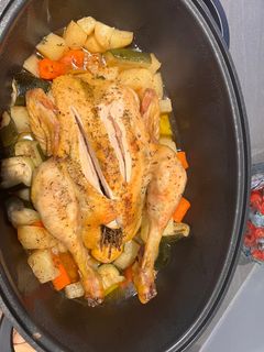 Une photo de Poulet et ses légumes en cocotte