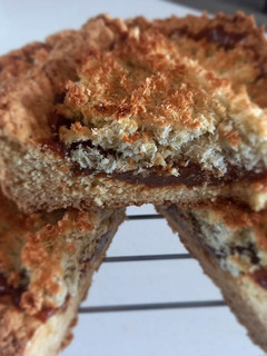 Una foto de Torta de Dulce de leche y coco 🥥