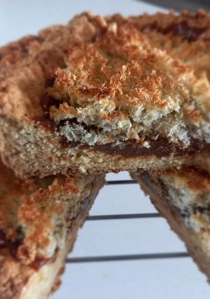 Una foto de Torta de Dulce de leche y coco 🥥