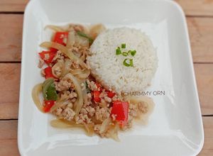 รูปของ หอมหัวใหญ่ผัดหมูสับพริกหวาน