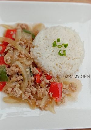 รูปของ หอมหัวใหญ่ผัดหมูสับพริกหวาน