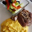 Pavo al horno acompañado de puré con zapallo y ensalada