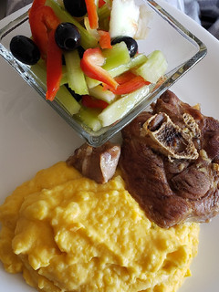 Una foto de Pavo al horno acompañado de puré con zapallo y ensalada