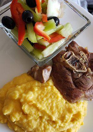 Una foto de Pavo al horno acompañado de puré con zapallo y ensalada
