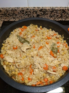 Una foto de Arroz con garbanzos y pollo