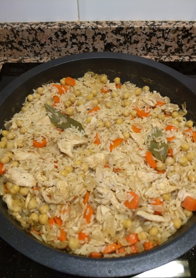 Una foto de Arroz con garbanzos y pollo