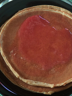 Una foto de Tortitas con harina integral espelta con fresas y frambuesas batidas