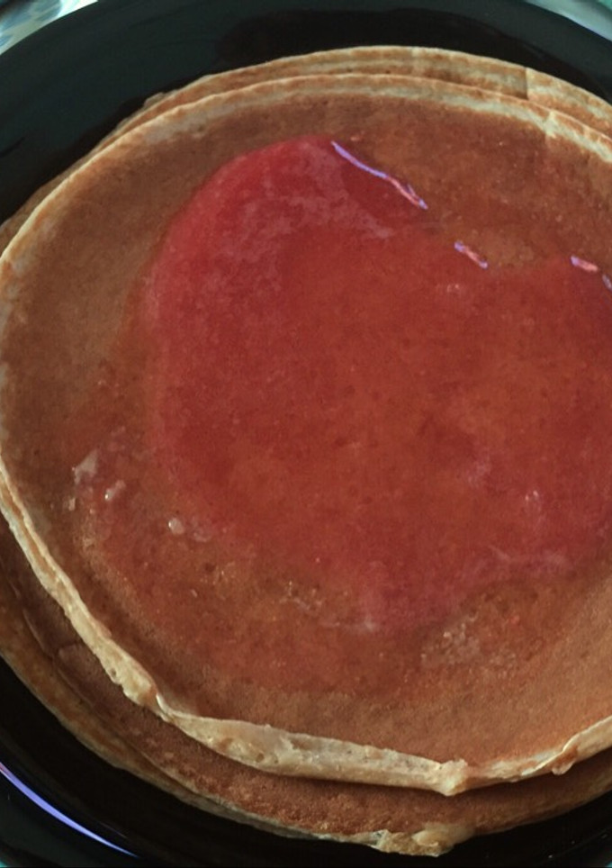 Una foto de Tortitas con harina integral espelta con fresas y frambuesas batidas