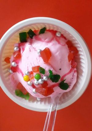 A picture of Strawberry Icecream.