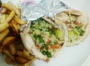 Una foto de shawarma de pollo