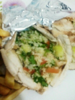 Una foto de Shawarma de pollo al mediterráneo y tabuleh