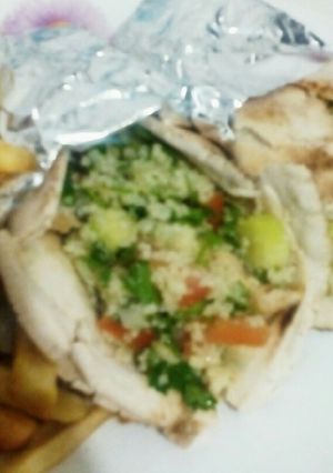 Una foto de Shawarma de pollo al mediterráneo y tabuleh