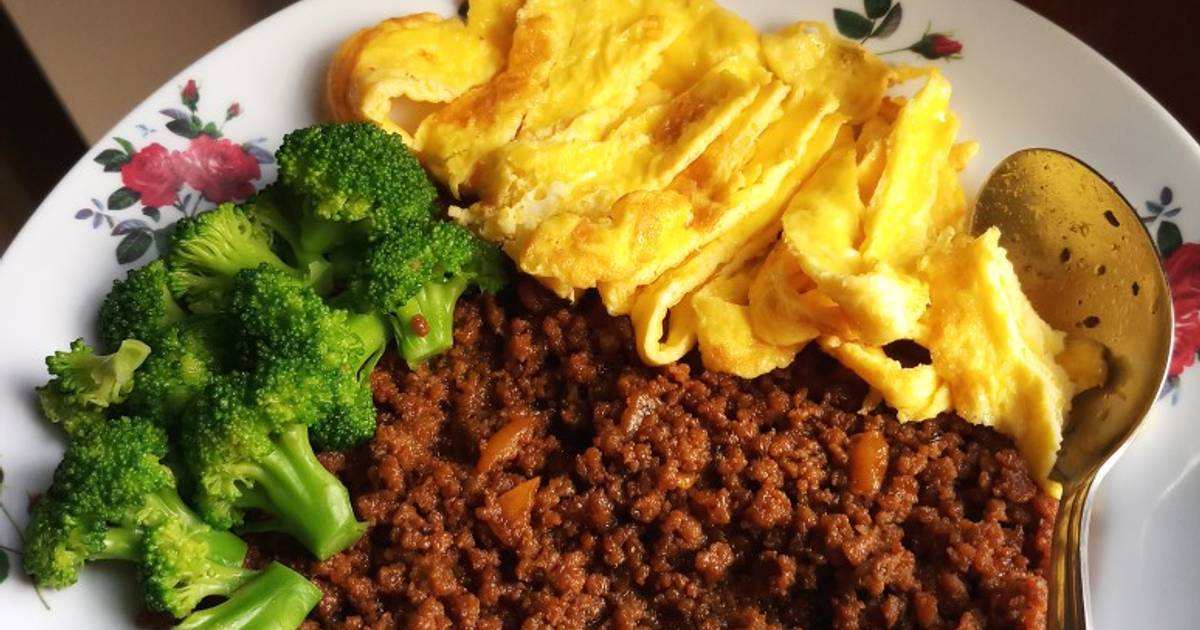Resep Minced beef basil with brocoli n egg oleh Chanell Octaviani Cookpad