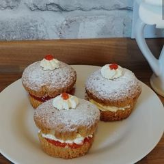A picture of Mini Victoria sponge cake.