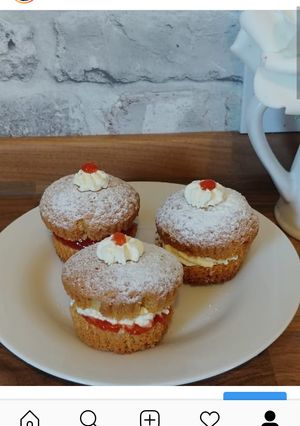 A picture of Mini Victoria sponge cake.