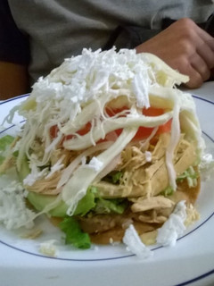 Una foto de Tostada de pechuga ranchera