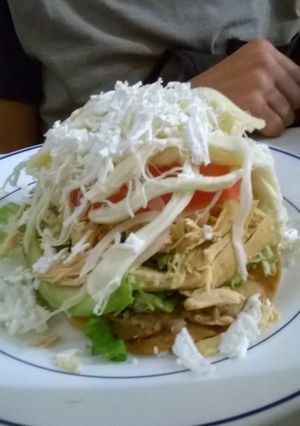 Una foto de Tostada de pechuga ranchera