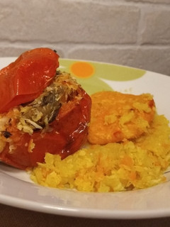 Una foto de Tomate relleno y hamburguesas de calabaza