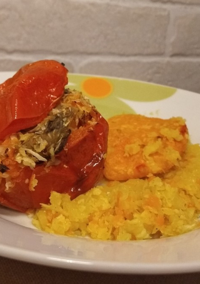 Una foto de Tomate relleno y hamburguesas de calabaza