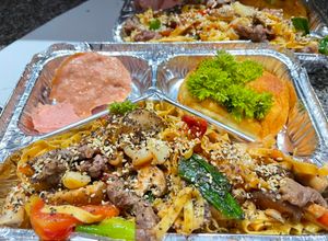 Hình của món Mì sợi phở xào bò nấm+ thịt xay đông hộp + bánh donut.