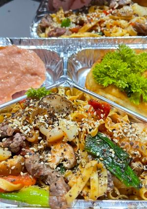Hình của món Mì sợi phở xào bò nấm+ thịt xay đông hộp + bánh donut.