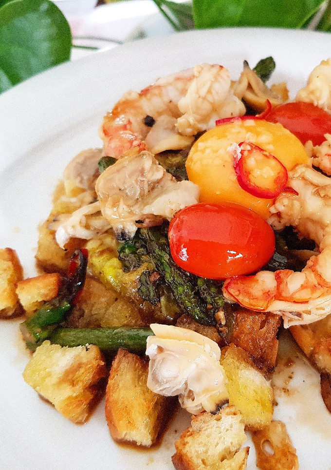 Una foto de Ensalada templada de espárragos verdes y "fondo de nevera" 🔥🔥