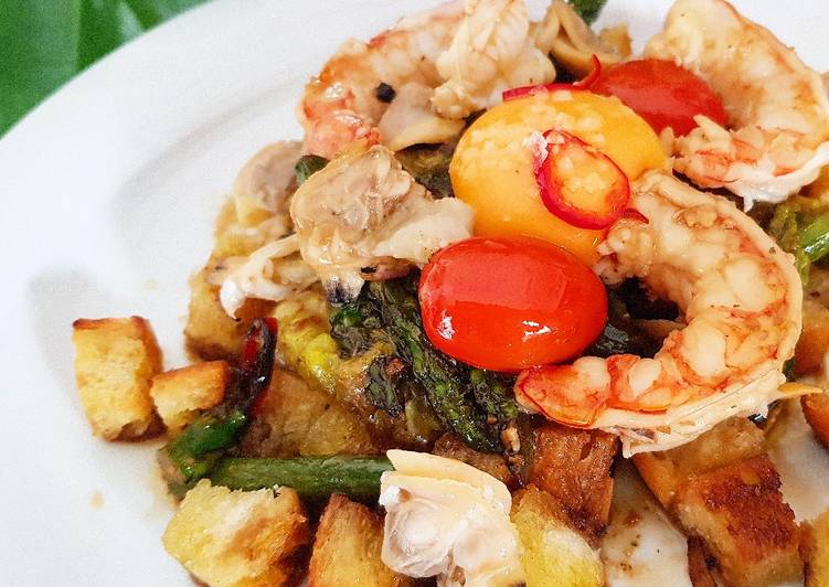 Ensalada templada de espárragos verdes y "fondo de nevera" 🔥🔥