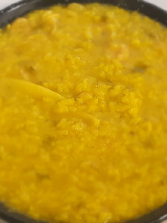 Una foto de Arroz con calamares y gambas al amarillo