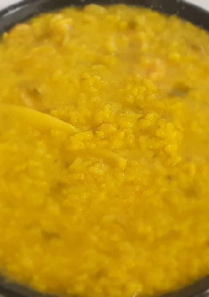 Una foto de Arroz con calamares y gambas al amarillo