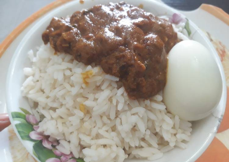 Rice with stew and boiled egg