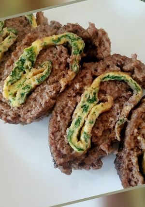 A picture of Polpettone ripiene di frittata ai spinaci.